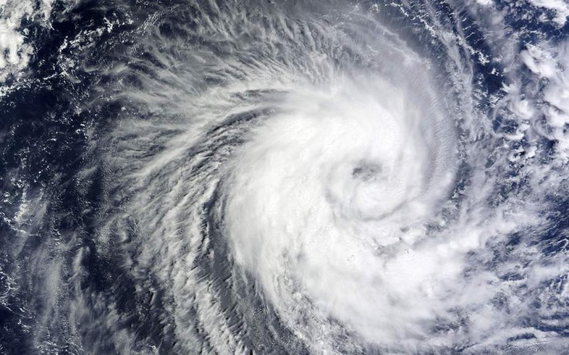 Huracán Trudy se intensifica y amenaza con categoría 4 en México