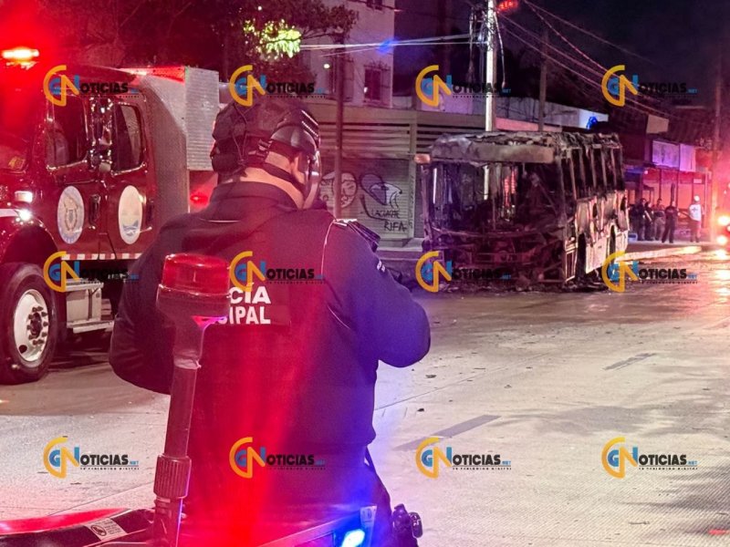 Incendio de autobús en Cancún bloquea avenida Tulum