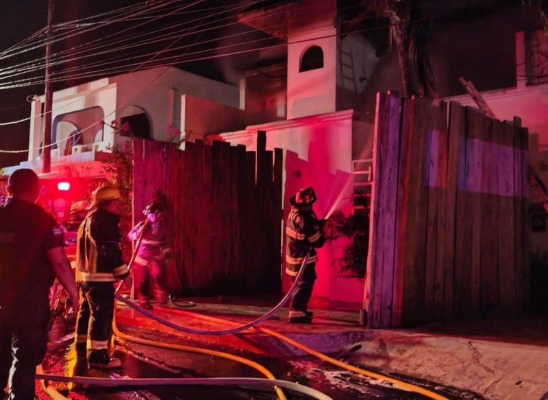 Incendio en casa frente al aeropuerto de Isla Mujeres controlado sin víctimas