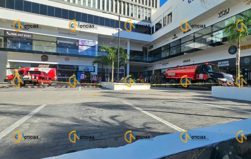 Incendio en Master Plaza de Cancún causa evacuación de dos locales