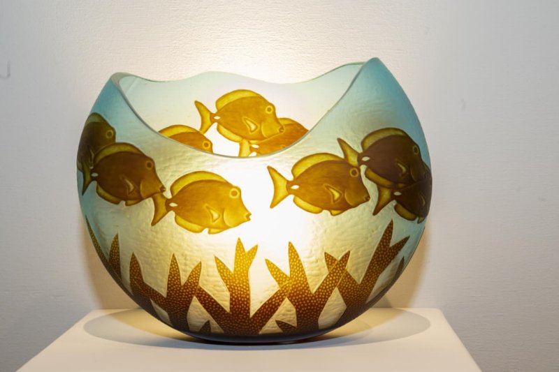 “La Magia del Camafeo en Vidrio” cautiva al público en el Museo de la Isla