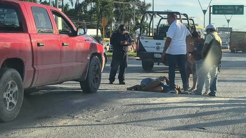 ¡LAS EMBISTIÓ EN PLENO PASO PEATONAL! CAMIONETA ARROLLA A DOS MUJERES EN LA LÓPEZ PORTILLO DE CANCÚN ¡CRUZABAN SOBRE LAS...