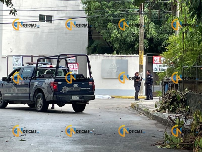 Mujer encontrada sin vida en Cancún, sospecha de homicidio por arma de fuego