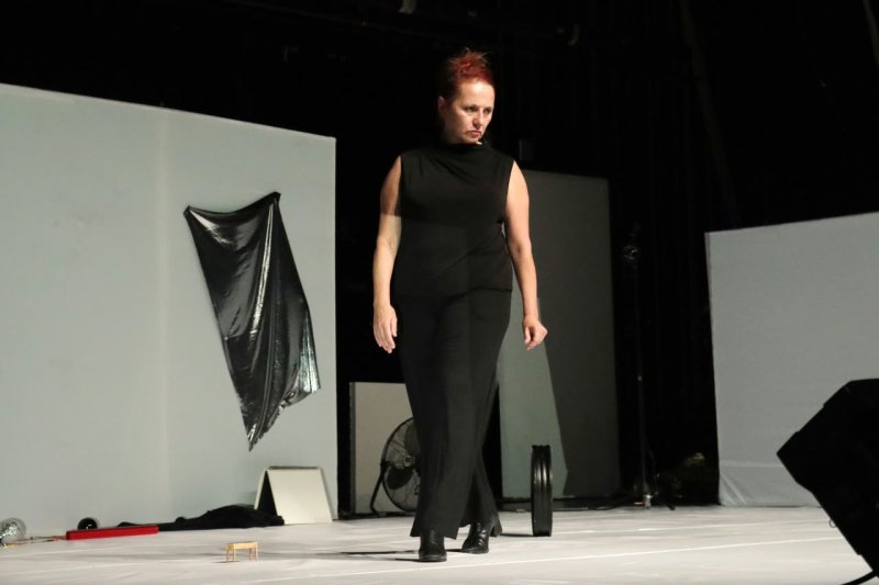 Olga Mesa transforma el Teatro Daniel Ayala con “Una mesa propia” en Transversales 2026