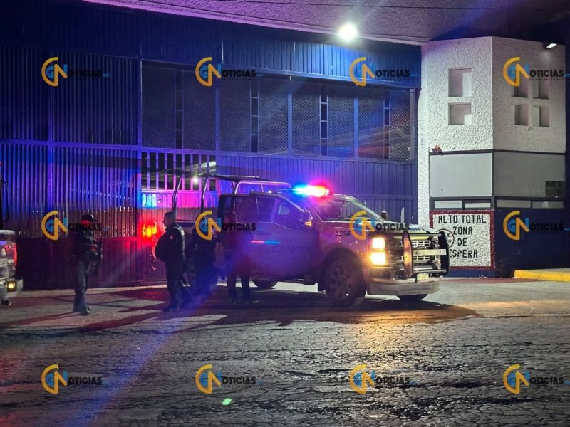 Policía rescata a tres trabajadores en oficina de Modelorama