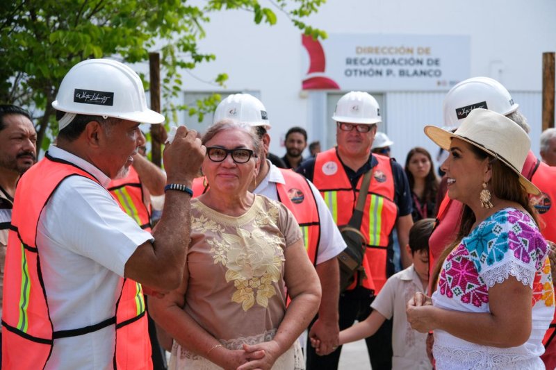 Recorre Mara Lezama con chetumaleñas y chetumaleños las obras del Barrio Mágico para preservar la identidad de la capital