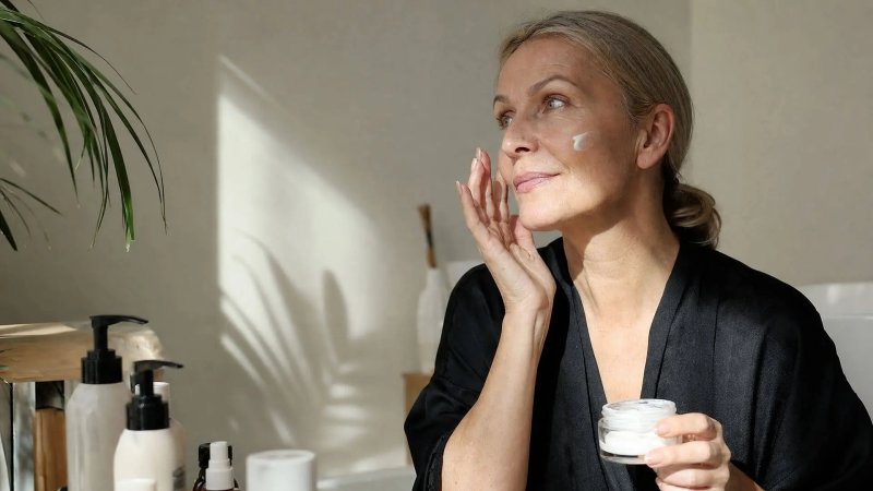 Retinol, niacinamida y protector solar: los 3 activos con más respaldo para la piel a partir de los 50