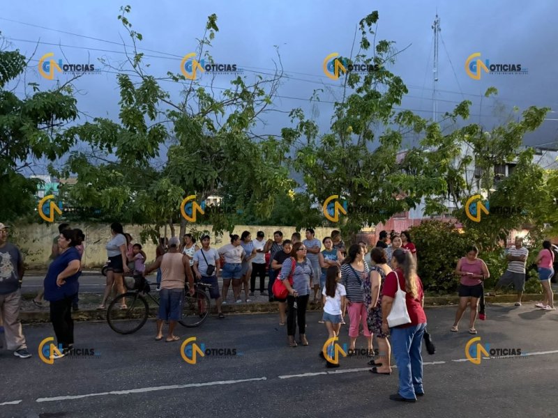 Vecinos de Cancún bloquean avenidas por falta de electricidad