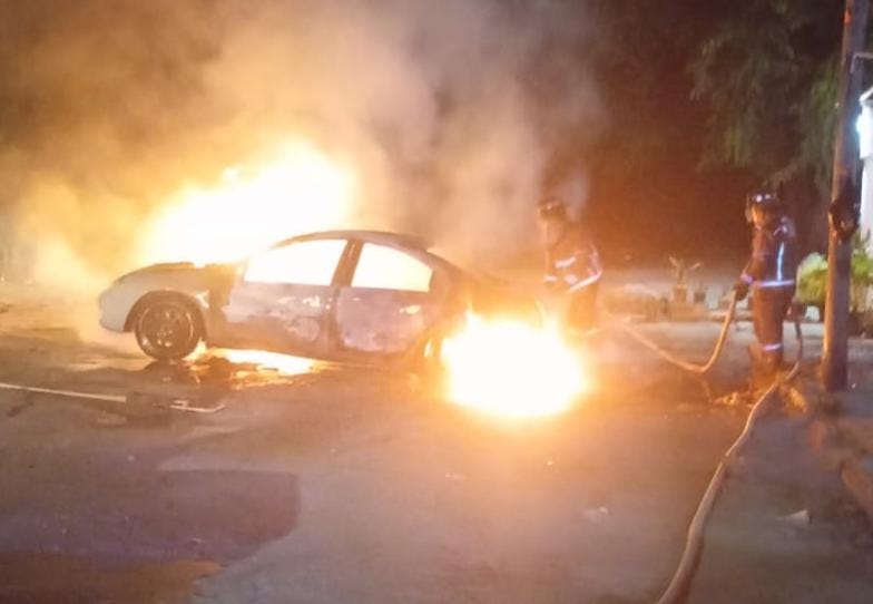 Incendio de vehículo antiguo en Cancúnidente.